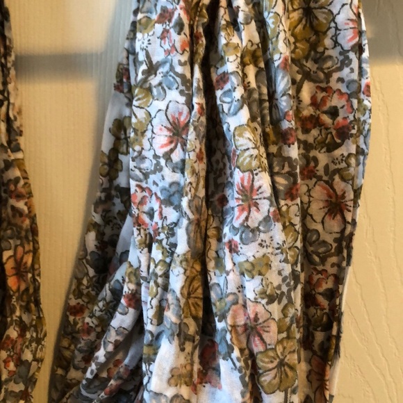 🍩$5 Must Bundle🍩 Floral Scarf - Picture 2 of 2